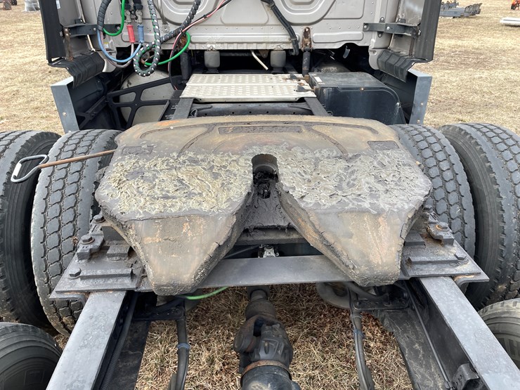 #104-•-2016-freightliner-cascade-evolution-sleeper-cab-semi-tractor-(has-wi-title)-image-34