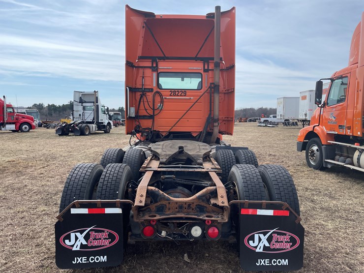 #122-•-2009-volvo-day-cab-semi-tractor-(has-wi-title)-image-5
