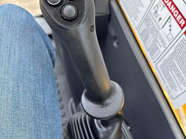 2021-komatsu-pc210-lc-11-image-32