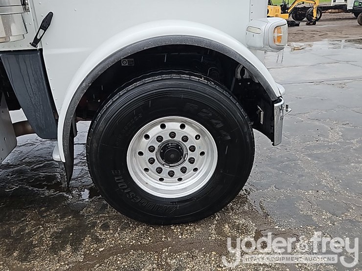 2014-peterbilt-579-image-10