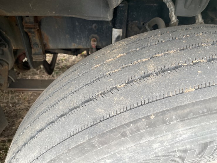 #114-•-2017-freightliner-single-axle-day-cab-semi-tractor-(has-wi-title)-image-16