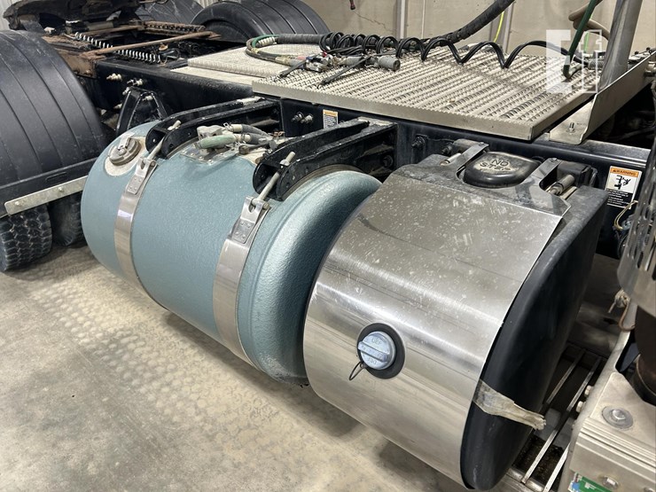 2016-peterbilt-579-image-31