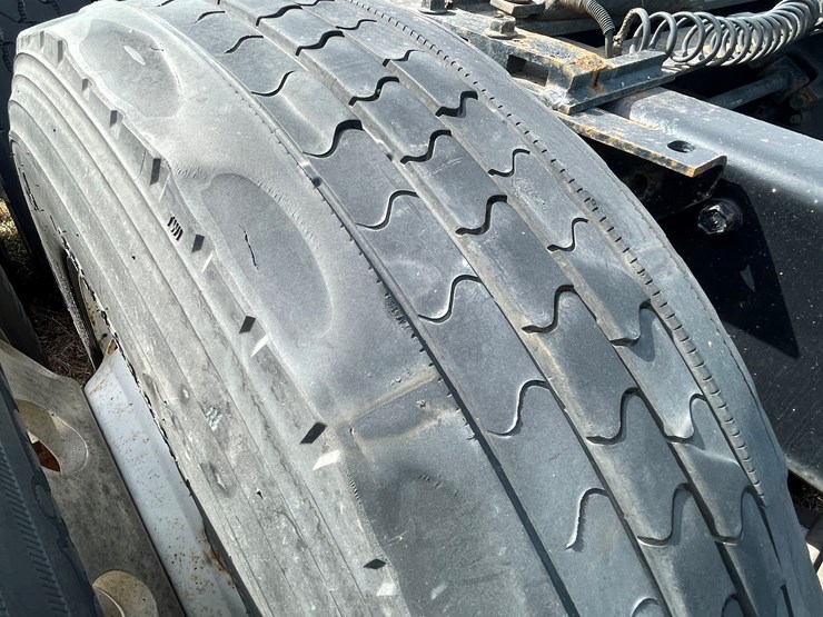 #134-•-2001-freightliner-century-class-sleeper-cab-semi-tractor-(has-wi-title)-(non-runner)-image-41