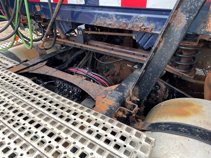 #117-•-2009-volvo-day-cab-semi-tractor-(has-wi-title)-image-23