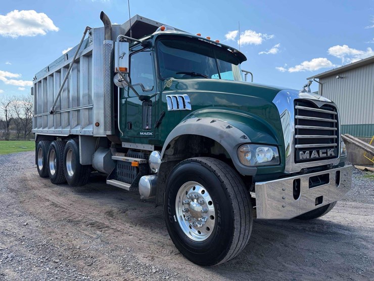2009-mack-gu713-tri-axle-dump-image-3