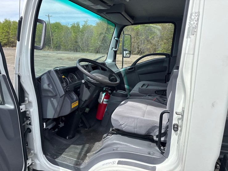 2022-isuzu-nrr-image-22