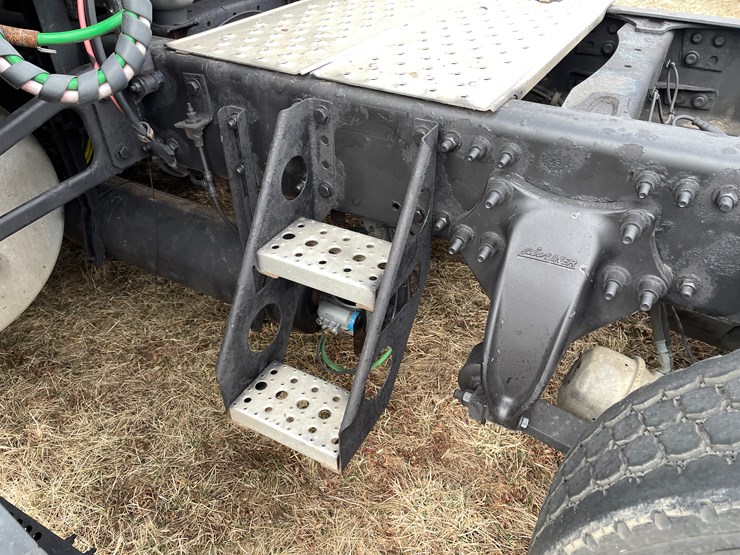 #104-•-2016-freightliner-cascade-evolution-sleeper-cab-semi-tractor-(has-wi-title)-image-38