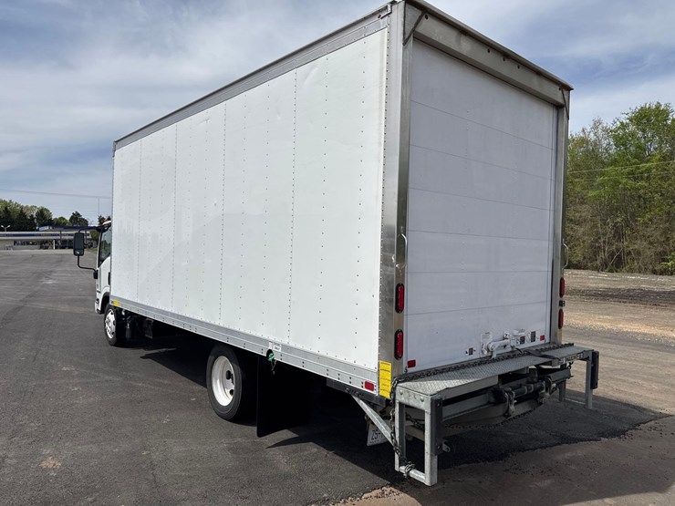 2022-isuzu-nrr-image-3