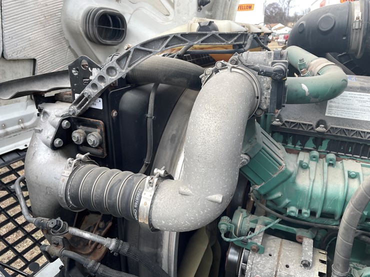 #116-•-2018-volvo-single-axle-day-cab-semi-tractor-(has-wi-title)-image-61