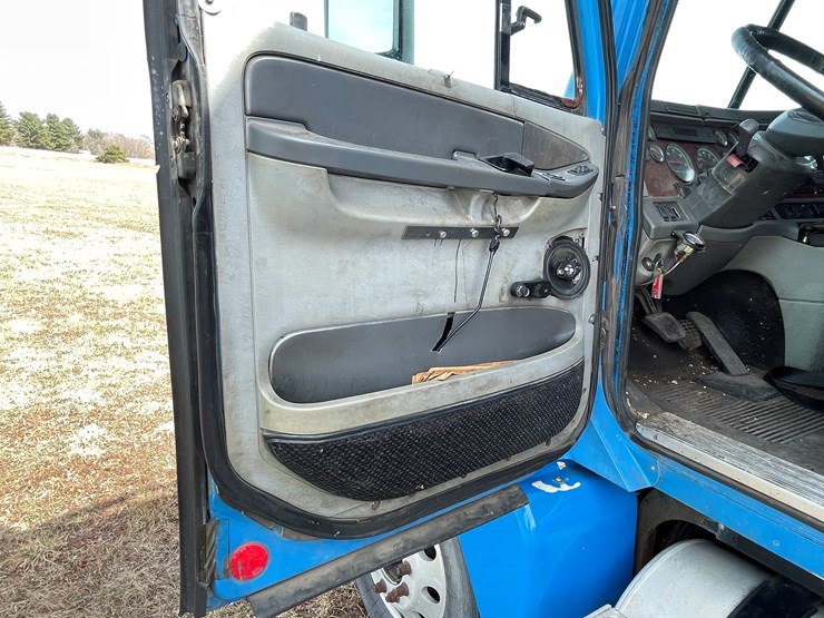 #134-•-2001-freightliner-century-class-sleeper-cab-semi-tractor-(has-wi-title)-(non-runner)-image-68