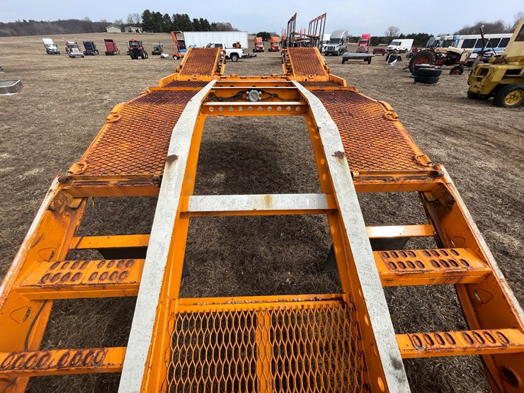 #155-•-2005-delavan-semi-truck-auto-hauler-trailer-(delay-in-title)-image-16