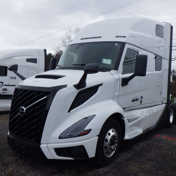 2025 VOLVO VNL860