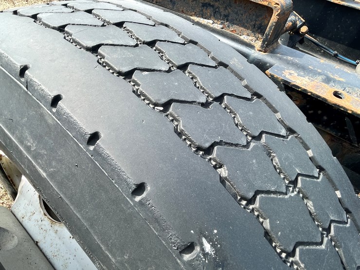 #134-•-2001-freightliner-century-class-sleeper-cab-semi-tractor-(has-wi-title)-(non-runner)-image-38