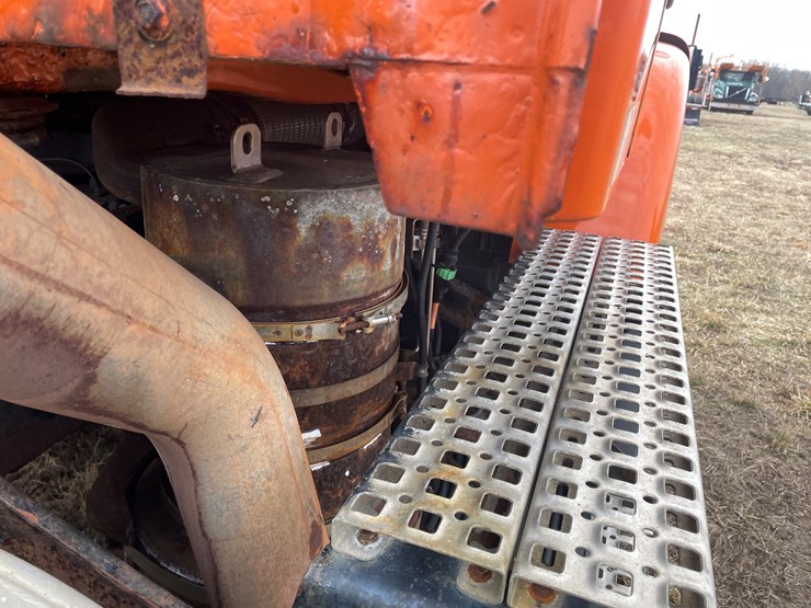 #121-•-2009-volvo-day-cab-semi-tractor-(has-wi-title)-image-29