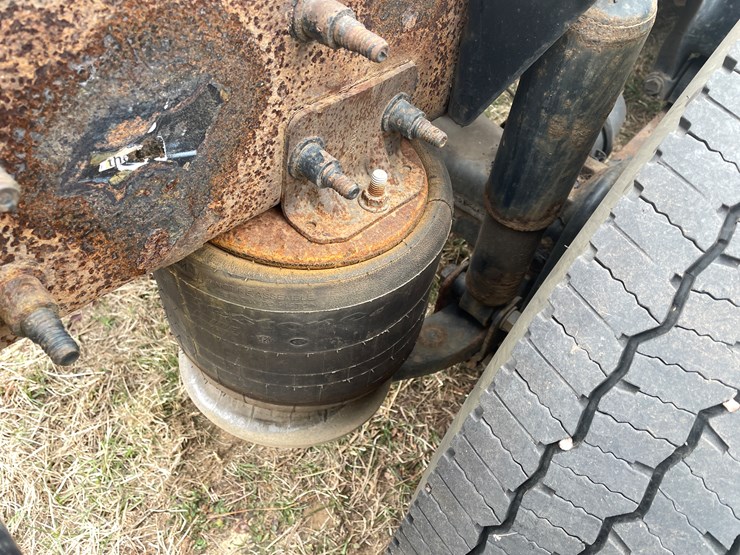 #114-•-2017-freightliner-single-axle-day-cab-semi-tractor-(has-wi-title)-image-36