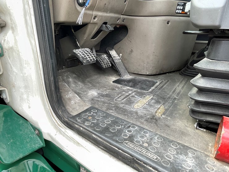 #113-•-2017-freightliner-single-axle-day-cab-semi-tractor-(has-wi-title)-image-55