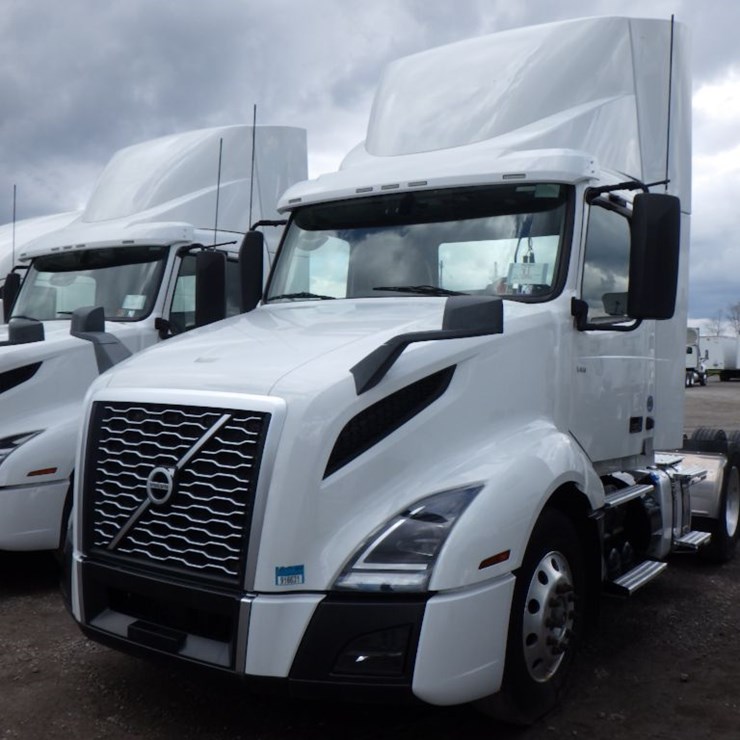 2021 VOLVO VNR300