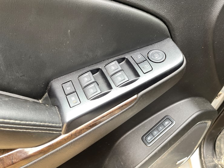 2015-chevrolet-suburban-image-35