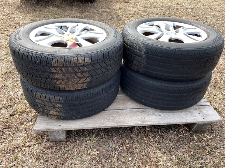 #10703-•-(4)-bridgestone-16"-tires-on-honda-5-bolt-aluminum-rims-image-1