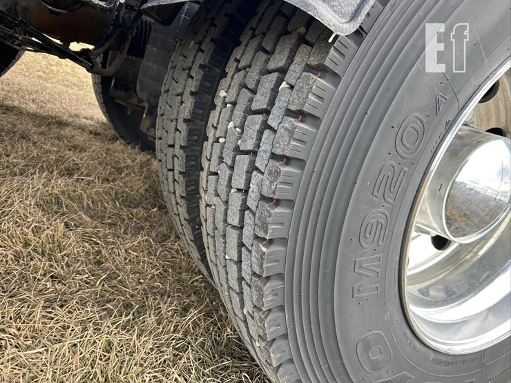 2025-kenworth-w900-image-46