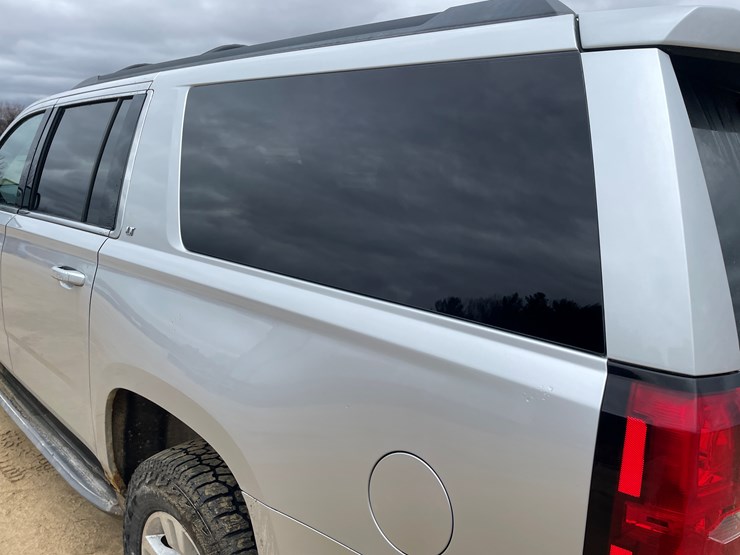 2015-chevrolet-suburban-image-26