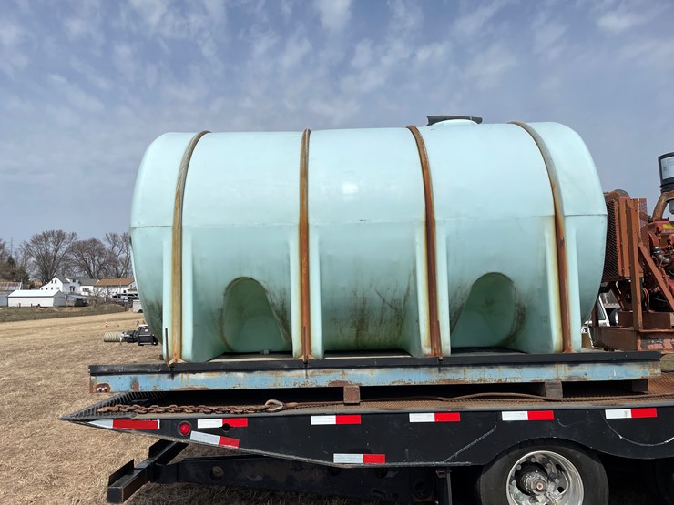 #212-•-900-gallon-poly-tank-on-heavy-duty-skid-image-2