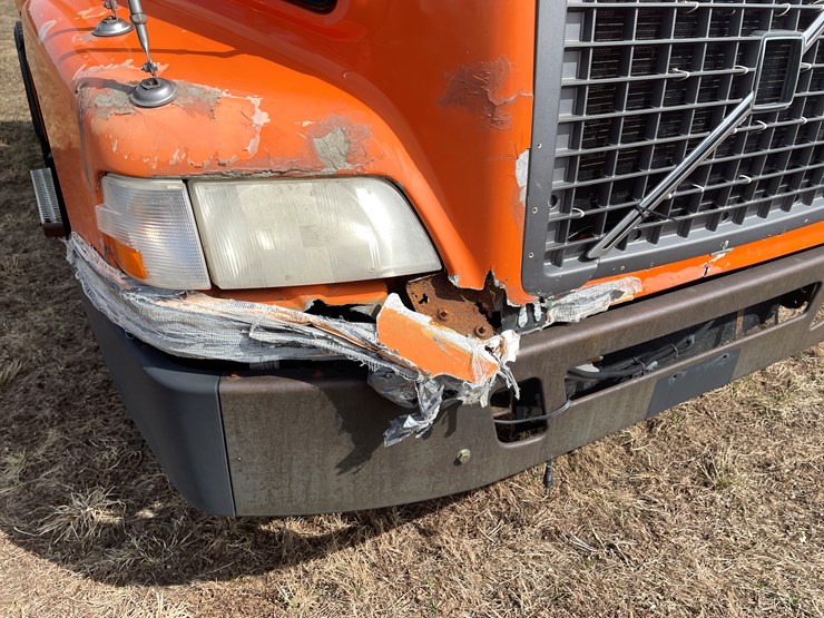 #123-•-2006-volvo-day-cab-semi-tractor-(has-wi-title)-image-13