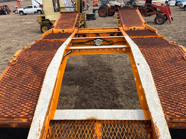 #154-•-2005-delavan-semi-truck-auto-hauler-trailer-(delay-in-title)-image-12