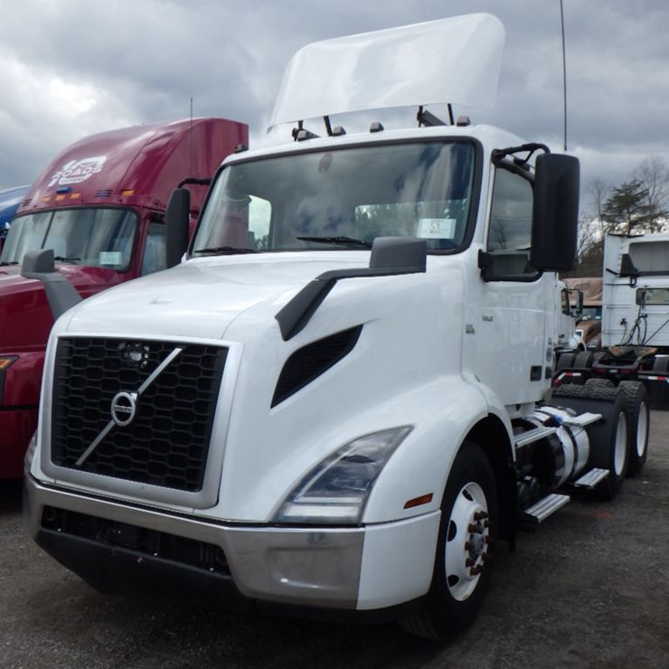 2019 VOLVO VNR300