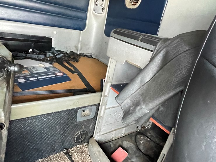 #134-•-2001-freightliner-century-class-sleeper-cab-semi-tractor-(has-wi-title)-(non-runner)-image-76