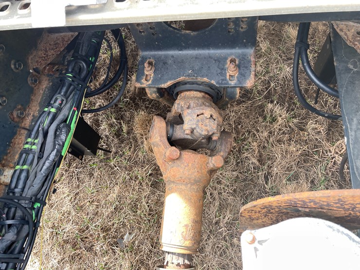 #115-•-2013-volvo-single-axle-day-cab-semi-tractor-(has-wi-title)-image-26