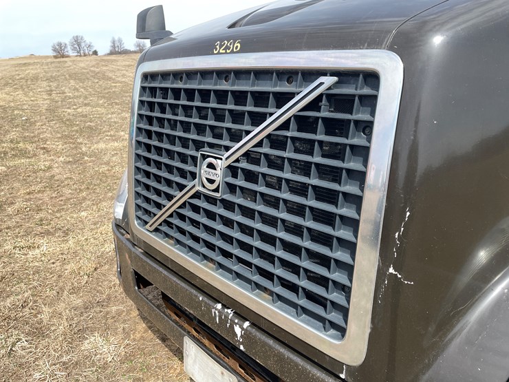 #115-•-2013-volvo-single-axle-day-cab-semi-tractor-(has-wi-title)-image-14