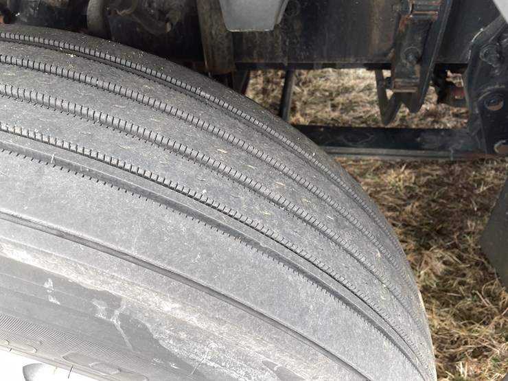 #104-•-2016-freightliner-cascade-evolution-sleeper-cab-semi-tractor-(has-wi-title)-image-9