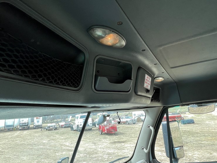 #113-•-2017-freightliner-single-axle-day-cab-semi-tractor-(has-wi-title)-image-59