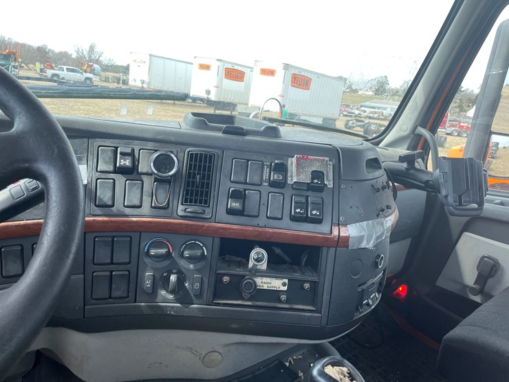 #121-•-2009-volvo-day-cab-semi-tractor-(has-wi-title)-image-75