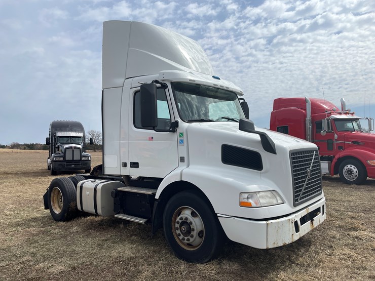 #116-•-2018-volvo-single-axle-day-cab-semi-tractor-(has-wi-title)-image-3