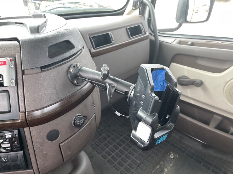 #116-•-2018-volvo-single-axle-day-cab-semi-tractor-(has-wi-title)-image-51