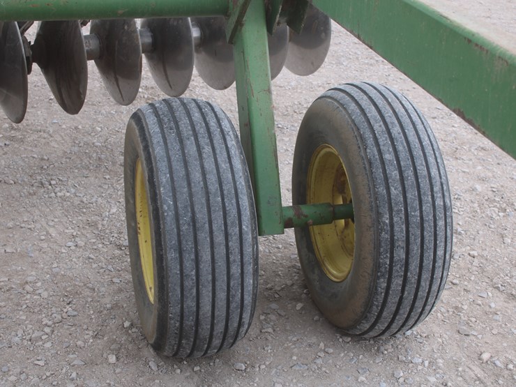 john-deere-220-image-32