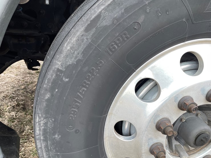 #104-•-2016-freightliner-cascade-evolution-sleeper-cab-semi-tractor-(has-wi-title)-image-10