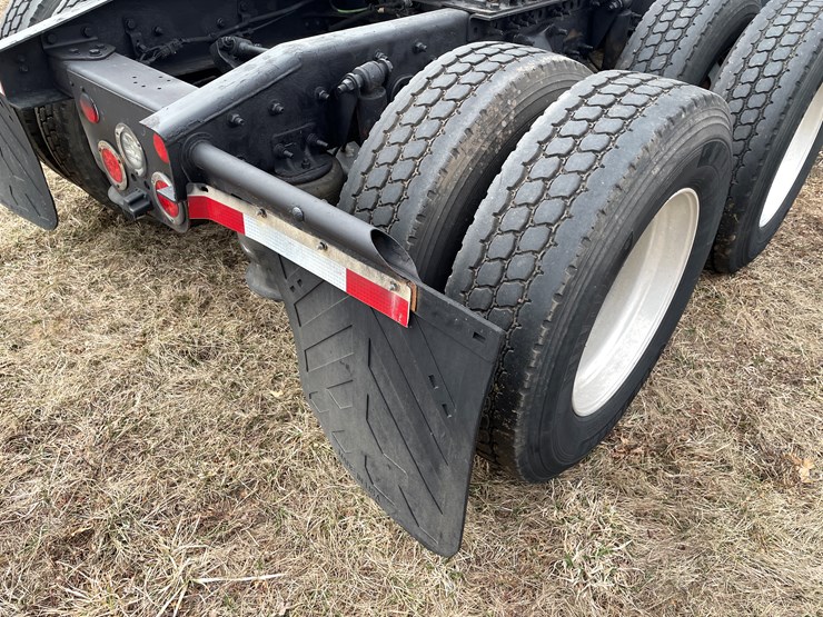 #104-•-2016-freightliner-cascade-evolution-sleeper-cab-semi-tractor-(has-wi-title)-image-31