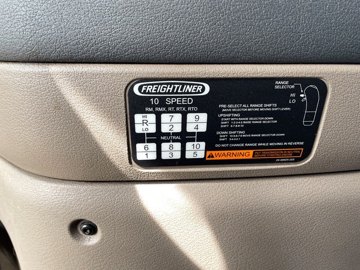 #104-•-2016-freightliner-cascade-evolution-sleeper-cab-semi-tractor-(has-wi-title)-image-58