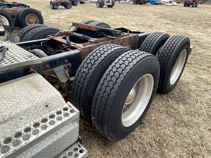 #128-•-2003-western-star-sleeper-cab-semi-tractor-(has-wi-title)-(non-runner)-image-21