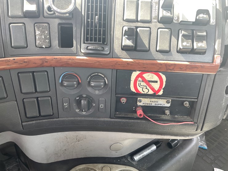 #123-•-2006-volvo-day-cab-semi-tractor-(has-wi-title)-image-86