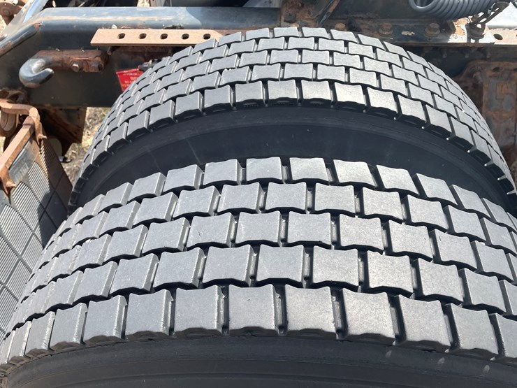 #115-•-2013-volvo-single-axle-day-cab-semi-tractor-(has-wi-title)-image-31