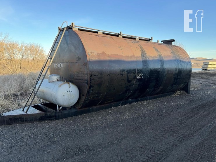 10,000-gallon-tar-tank-w/-200-gallon-propane-tank-2458-image-1