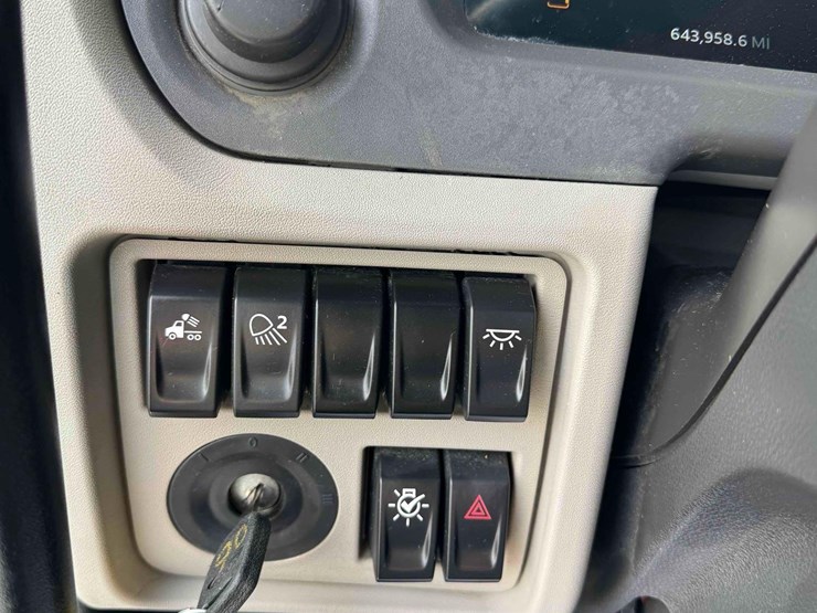 2023-peterbilt-579-image-28