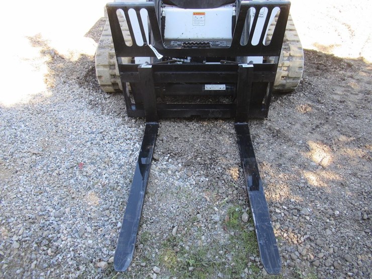 wildcat-48"-walk-through-skid-steer-pallet-forks-image-3