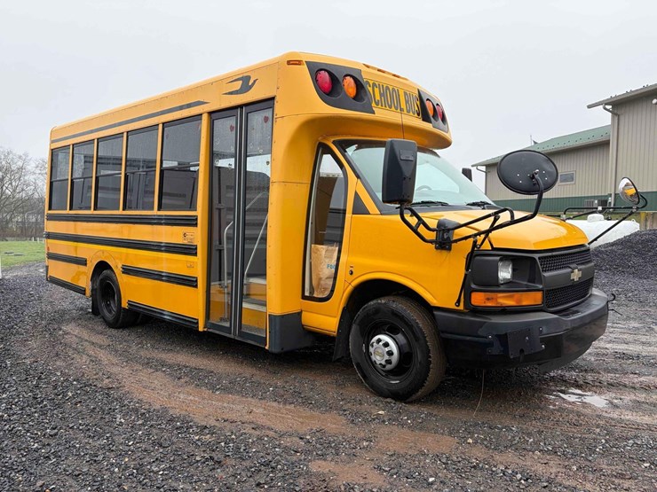 2012-chevrolet-12-passenger-bus-image-3