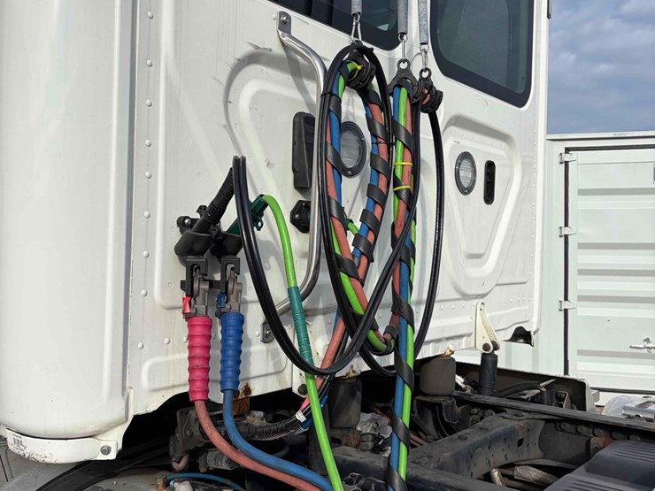 2019-freightliner-cascadia-single-axle-road-tractor-image-7