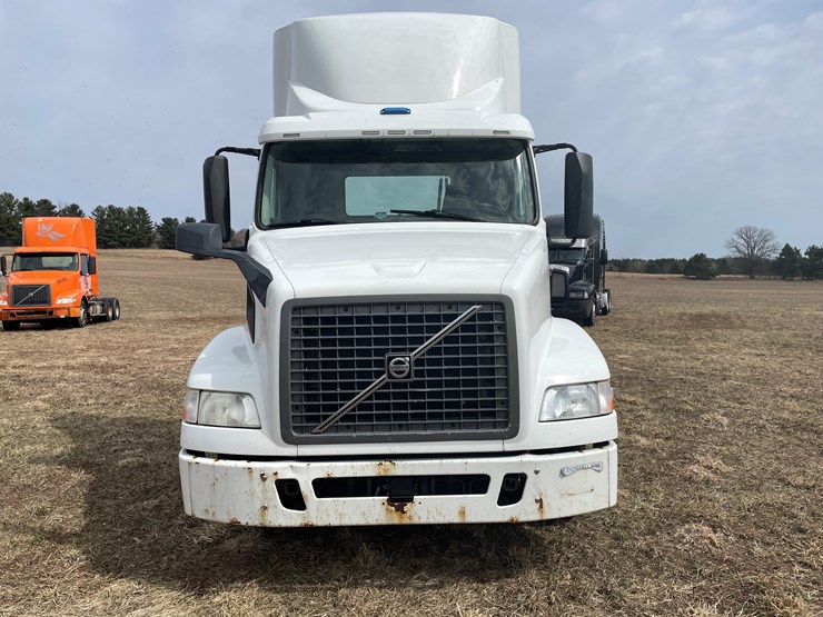 #116-•-2018-volvo-single-axle-day-cab-semi-tractor-(has-wi-title)-image-2